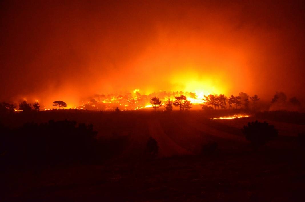 Cumhuriyet tarihinin en büyük yangını devam ediyor! 2 mahalle daha boşaltıldı 29